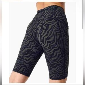 Sweaty Betty Zero Gravity 9” Bike Shorts Green Zebra Green Size Medium